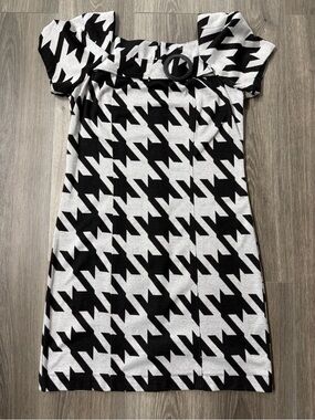 Rabbit Rabbit Rabbit Black & Gray Houndstooth Short Sleeve Knit Sheath Dress